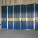 Blå vikportar med en rad glas och gångdörr vid sidan